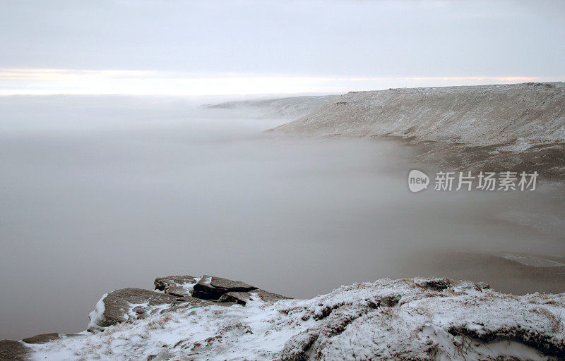 冬天的日出在Kinder Scout, Peak District UK